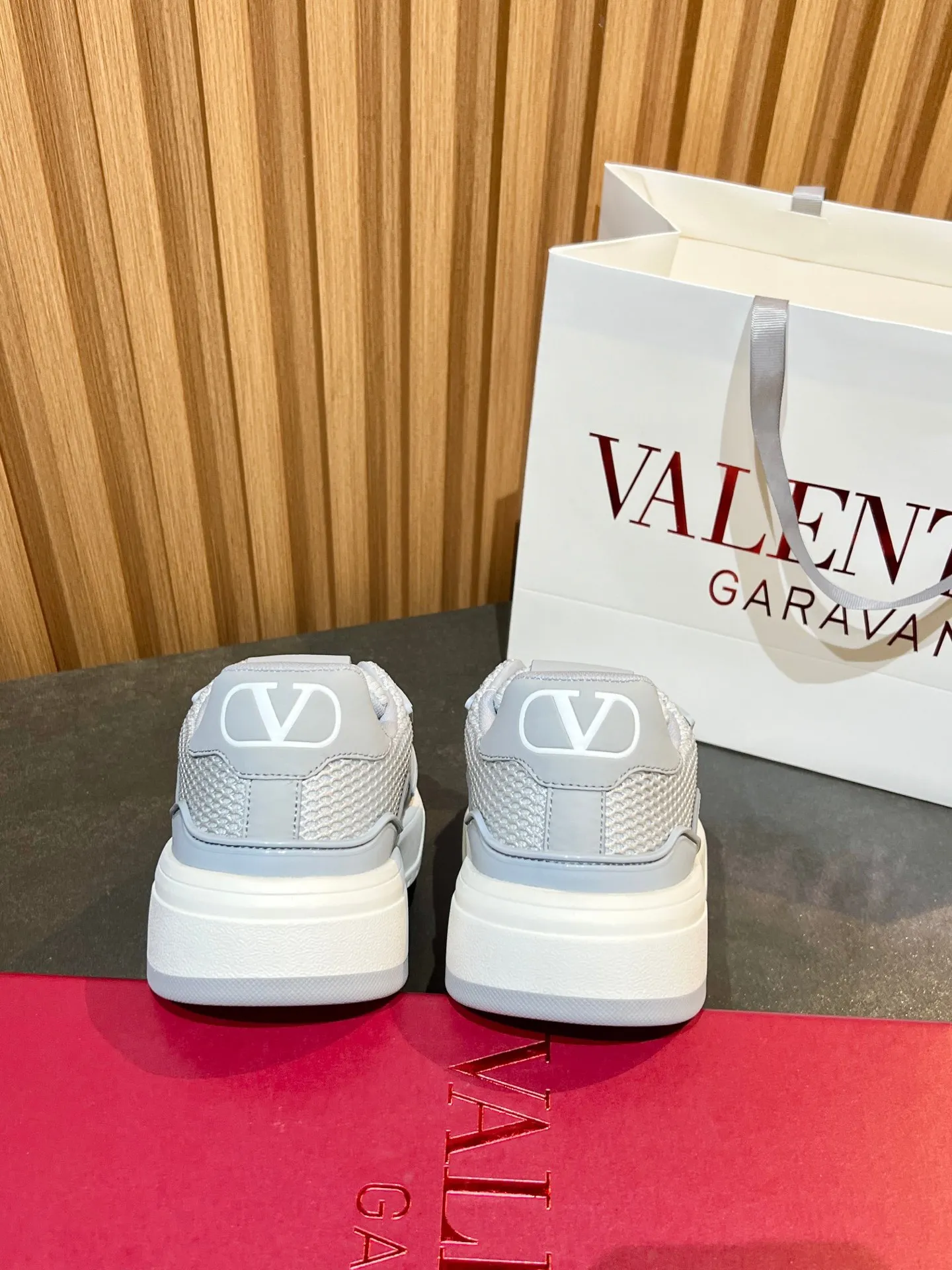 Men's men's shoes 💰640 VLNT Valentino 𝑶𝒏𝒆𝑺𝒕𝒖𝒅 Couple's sneakers series Valentino 2025 latest couple's sneakers, same style for celebrities, hot sale. Original ZP purchase and dismantling. Repeated pattern making and modification. Trying to restore 1:1 original version! Top luxury masterpiece, soft and comfortable, breathable and light, combines fashion and leisure, brings excellent and elegant texture and excellent on-foot comfort. Top purchasing version upper: imported high-end breathable mesh/original oil edge craftsmanship. Inner: imported mesh. Outsole: original development 𝐓𝐏𝐔 two-color combination outsole. Packaging: original configuration complete package. Code number: 35/44 (customized 45 46). Can be customized (self-labeled - no label) order.
